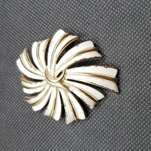 CROWN TRIFARI 1960S FLOWER BROOCH